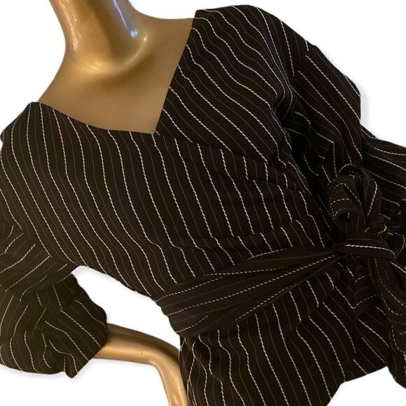 *NWOT stunning Black wrap top w/ fancy balloon sleeves. Perfect LBT versa… - Picture 4 of 9